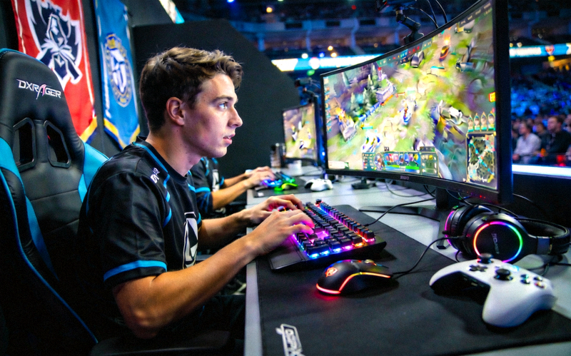 电竞选手在专业设备前紧张比赛的场景