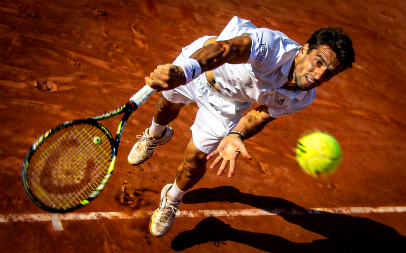 网球运动员在赛场上大力发球的动作